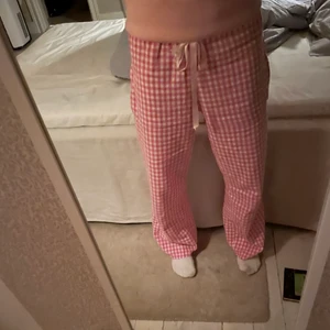 Rutiga pyjamasbyxor  - Säljer nu dessa as snygga pyjamasbyxor. Jag har gjort de själv men de ser ut som de är gjorda på fabrik, de är jätterymliga fickor (som man ser på bild tre) då jag ville kunna ha min mobil i fickan utan att riskera att den ramlar av. Jag har dock inte fått så mycket användning för de och det är därför jag nu säljer de. Jag är 170 och de är perfekta i längden på mig! Om flera är intresserade så blir det budgivning! KOLLA GÄRNA PÅ MINA ANDRA ANNONSER OCKSÅ :)