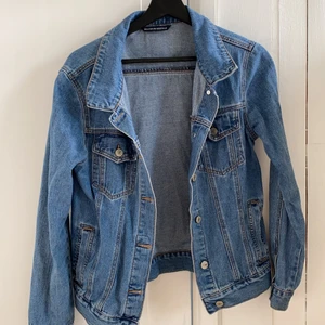 Jeansjacka från Brandy Melville - Säljer denna otroligt fina jeansjacka från Brandy Melville! (Priset kan diskuteras)