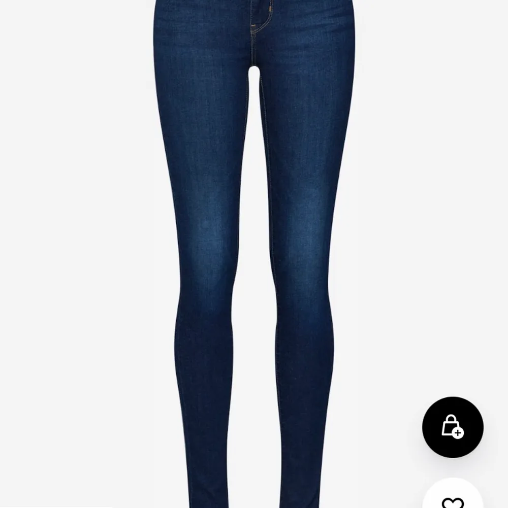 Säljer mina levis jeans i modellen innovation skinny.. Jeans & Byxor.