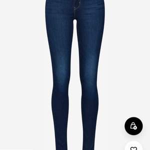 Säljer mina levis jeans i modellen innovation skinny.