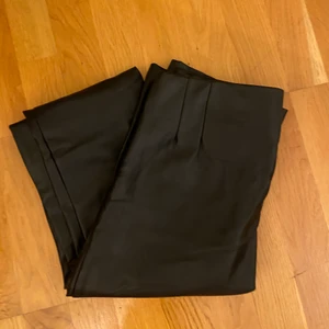 Skinnbyxor  - Skinnbyxor från zara som är för långa för mig som är 165. Skulle säga att det passar någon som är längre än 170 cm. super skönt material inne. Vid benslutet finns det dragkedjor så man kan välja om man vill ha de ”vanliga” eller med slits. Svårt att visa hur dessa ser ut, men de om ni är intresserad så kan ni skicka ett meddelande till mig💖