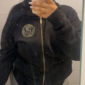 Versace kofta - Säljer nu min vercase kofta då den inte kommer till användning. Strl L, men skulle även säga att den passar M -XL (killmodell). Köpt på Zalando för 3100kr för ca 1 år sedan. Den är hel och ren, dock så fattas dens snören i luvan. Har inte kvar kvittot men det finns äktahets bevis i den i form av en kod. Priset går SÅKLART att diskutera!! Kan gå ner i pris vid snabb affär 💗 tvättar den innan försäljningen med parfymfritt tvättmedel