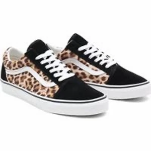 Leo vans st,39 - Säljer dessa skor som är på bilden. Använda 2 gånger så i väldigt fint skick. Bilder kan skickas om så önskas. 