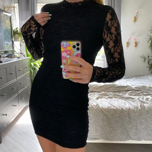 Svart klänning - Säljer en svart klänning i spets i strl S. Fint skick! Köpare står för frakt🧡