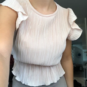 Chiquelle topp - Säljer denna fina oanvända topp från chiquelle på grund av att den inte kommit till användning. Superfint glansigt material som är väldigt stretchigt. Storlek xs och skulle säga att den är true to size.                                💕💕💕 Frakt tillkommer!