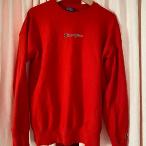 Champion sweatshirt - Storlek S, knappt använd jättebra skick. Jättesnyggt med skjorta eller polotröja under