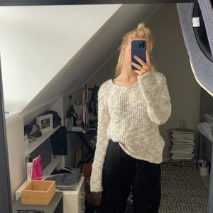 Stickad tröja - Stickad mysig o varm tröja i vitt o guld. Långa ärmar. Inget märke o ingen storlek men skulle uppskatta storlek M. Gissar på ull eftersom det inte finns någon lapp:)