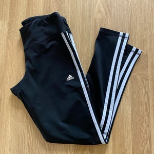 Adidas träningstights - Adidas träningstights, knappt använda så i väldigt bra skick! Frakt ingår!