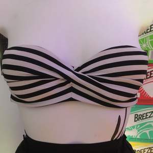 Bandeau-bikini i strl 34/36. Knäppe bak och ”lim” runt kanterna för bästa passform. 