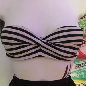 Bikiniöverdel - Bandeau-bikini i strl 34/36. Knäppe bak och ”lim” runt kanterna för bästa passform. 
