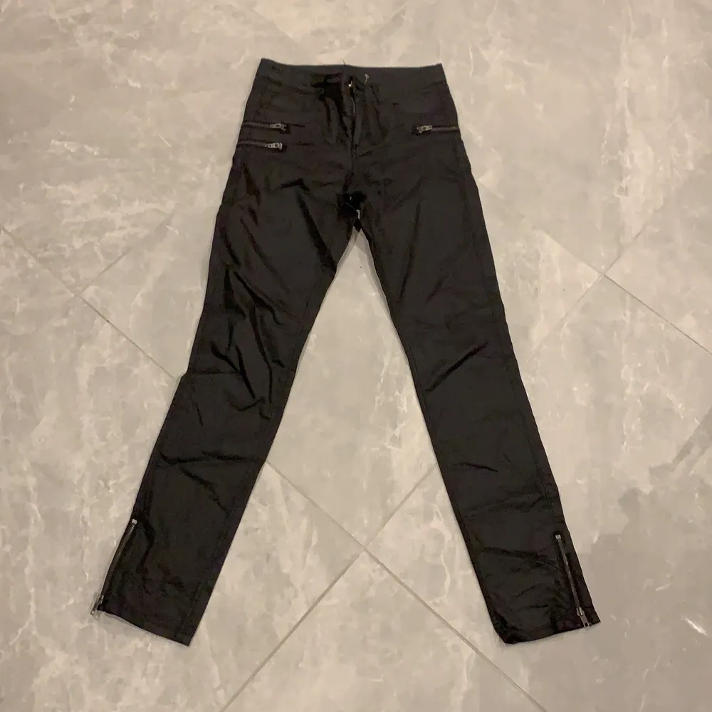 Svarta läderbyxor med fina detaljer . Jeans & Byxor.