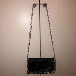 Stella Mccartney väska - Liten axelväska som liknar stella mccartney väskan! Går att bära med kort axelband eller långt.