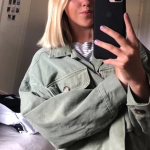 Grön oversized jacka - Superfin, militärgrön oversized men croppad jacka, strl M, från Gina tricot. Köpt förra året, men bara använd ett fåtal gånger. Nypris 499. Säljer då den inte riktigt är min stil!