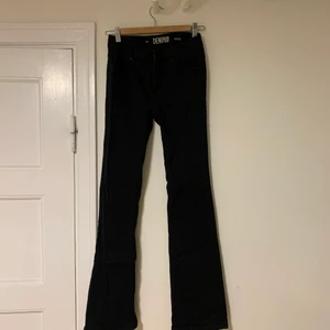 Bootcut jeans i strl. 34 - Från Kappahl
