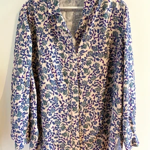 H&M Skjorta - Oversize skjorta som har ett jättefint blått mönster