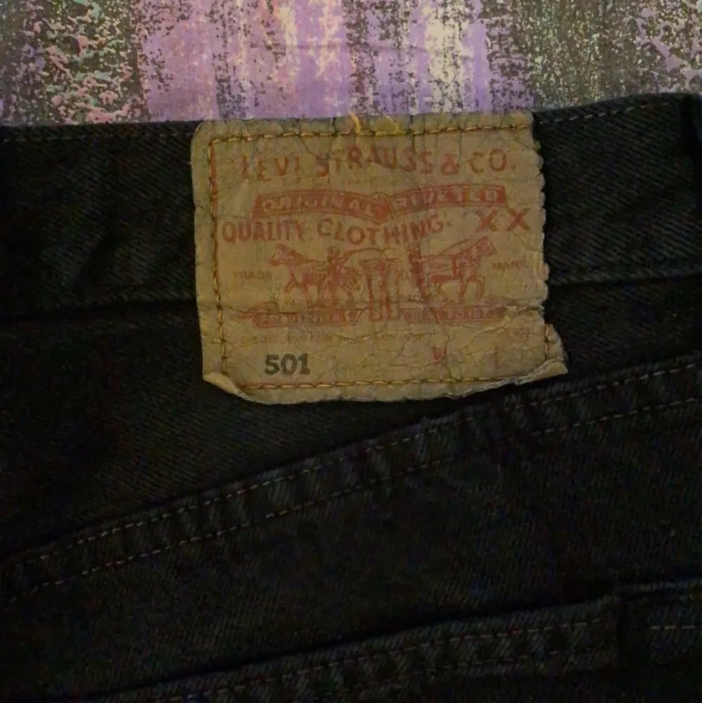 Säljer dessa svarta levis jeans. Sitter fint i längden på mig som är 172. Skulle uppskatta att dom är ungefär 34/36 i midjan. Köpare står för frakt 🌟. Jeans & Byxor.