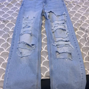 Jeans från kappAhl. Storlek: 152 - Passar inte mig längre. Har bara använt 2 gånger, köpte den för 200 men säljer för 149