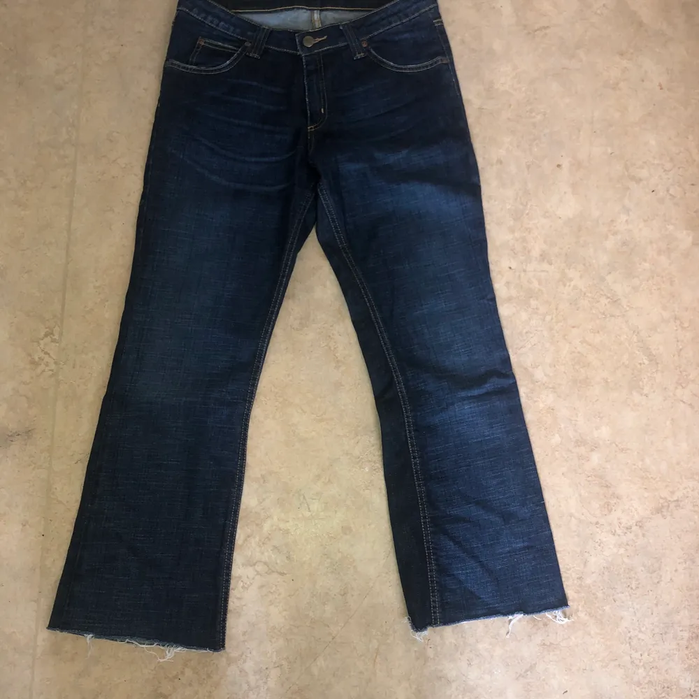 Mörkblåa bootcut jeans från Lee i M typ, hittar inte exaxt storlek i de. Superbra skick, passar de som är kanske 155 cm!. Jeans & Byxor.