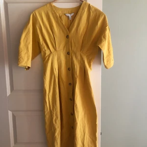 Gul klänning  - Oanvänd och helt ny! Säljer för att den tyvärr va för liten för mig. Längd 155 cm. 