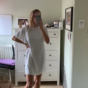 Vit klänning  - Vit klänning med volanger vid armen. Ifrån Nelly.com💗💗 Storlek: s Pris: 99