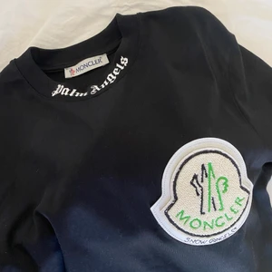 Moncler T-shirt - Äkta moncler t-shirt. Säljer för att den ej kommer till användning. Har inte kvittot kvar därav priset. Som ny