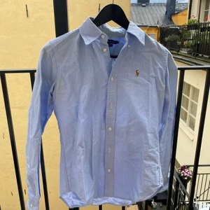 Ralph Lauren Shirt XS - Ralph Lauren skjorta som har varit mycket användbar och funkar till allt. Jag har nu växt ur denna men plagget är i mycket bra skick och har fin passform. Storlek: XS