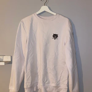 Sweatshirt med tryck - Säljer denna då den inte använts på ett bra tag. Köpt på hm herr strl S. Sitter som en vanlig S men passar nog även medium. Pris är inte hugget i sten.