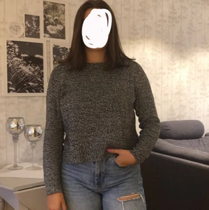Stickad tröja  - Tunn stickad tröja från HM. Storlek M men är mer som S.