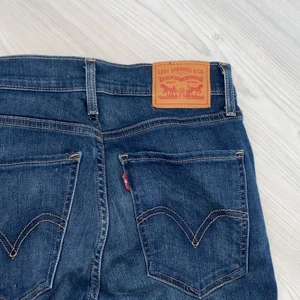 Drömmiga höstjeans - Säljer nu dessa superfina höstjeans från Levis, storlek 27⚡️⚡️⚡️