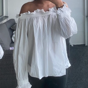 Off shoulder top - Vit off shoulder top från Gina Tricot. Sparsamt använd! Köparen står för eventuell frakt💕