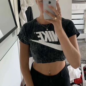 Nike croptop  - En magtröja med Nike märket på! Köpt i london aldrig använd då den tyvärr va för kort för mig! St Xs