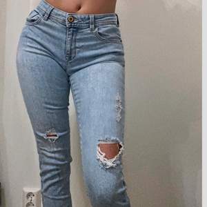 Jeans från Zara i storlek 38 men skulle mer säga att dom sitter som 34/36