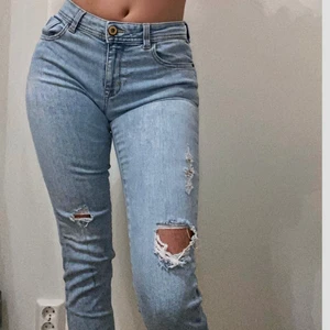 Jeans från zara  - Jeans från Zara i storlek 38 men skulle mer säga att dom sitter som 34/36