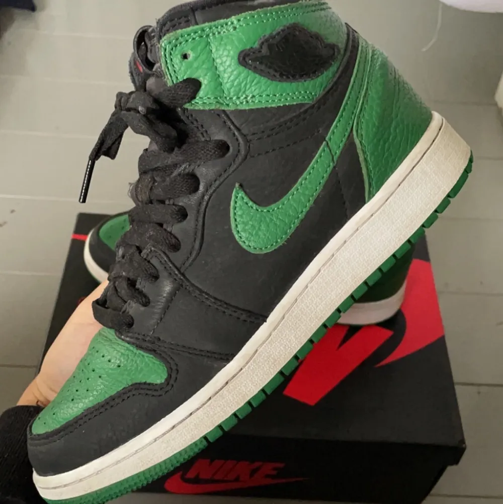 SÄLJER FÖR 1800 KR❗️MEN KAN DISKUTERA PRIS! Säljer mina air Jordan 1 retro high og gs pine greens, äkta!skicket på skorna är väldigt bra, har inte andvänt skorna så mycket. Man får med röda sko snören med. Köpte skorna för 3000 kr . Skor.