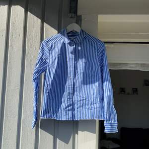 Randig (blå och vit) skjorta från ASOS. Oanvänd. Storlek 6 = XS/S.