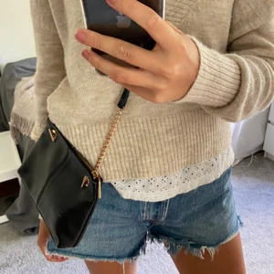 Väska  - Säljer denna snygga väska från Hm! Den ganska använd så den har vissa slitningar men förrutom det i bra skick. DM vid intresse!💕💕 (köpare står för frakt)