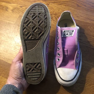 Converse stl 37 - Ljuslila låga converse utan medföljande skosnören i använt skick.