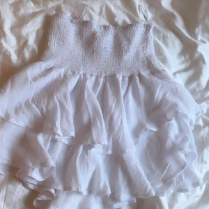 Söt vit kjol  - Super söt vit kjol med volanger, fin till sommaren även går att styla till hösten med strumobyxor och sweetshirt. Oanvänd. 💕💕💕