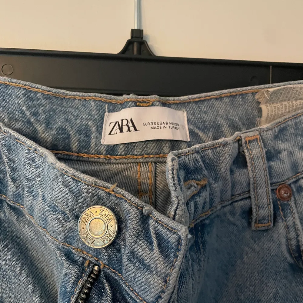Väldigt snygga jeans från zara. Endast använt den 2 ggr då de är för stora i midjan på mig. Storlek 38🥰⭐️🌸 säljer likadana i svart!. Jeans & Byxor.