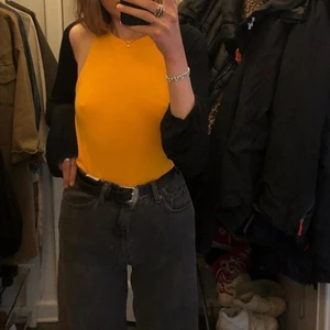 Halterneck topp - Säljer min superfina halterneck topp i en underbar orange färg! Storlek S/M. Kan hämtas i Stockholm eller fraktas mot kostnad🥰