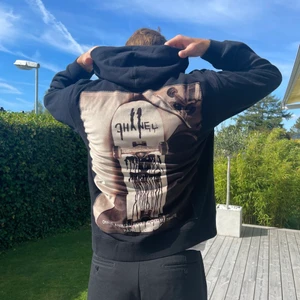 Hoodie från Bastille - Storlek L men passform som M på mig som är 1.87 cm lång. Nypris 1900kr, säljes för 750kr