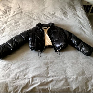 Vinterjacka från bershka  - En nästintill oanvänd vinterjacka från vinterjacka från bershka (använd 2 gånger), då den blev för liten för mig! Jättefin och är i nyskick, reglerbara midjeband som gör att den skyddar jättebra mot kyla💘Frakt 66kr, vid frågor kom privat!