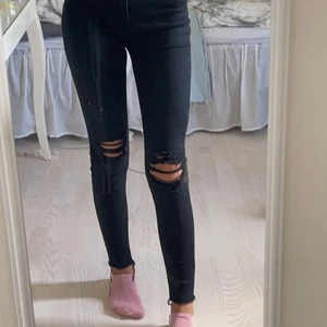 Lager 157 jens stl:xs  - Lager 157 jens modell snake är  svarta med slitningar på knäna. Väldigt stretchiga så passar många. Ja är 163 och dom är exakta i längden 