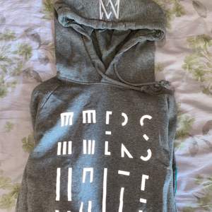 En grå huvtröja i storlek M, från Marcus & Martinus merchandise för turnén de hade 2018. Mycket fint skick