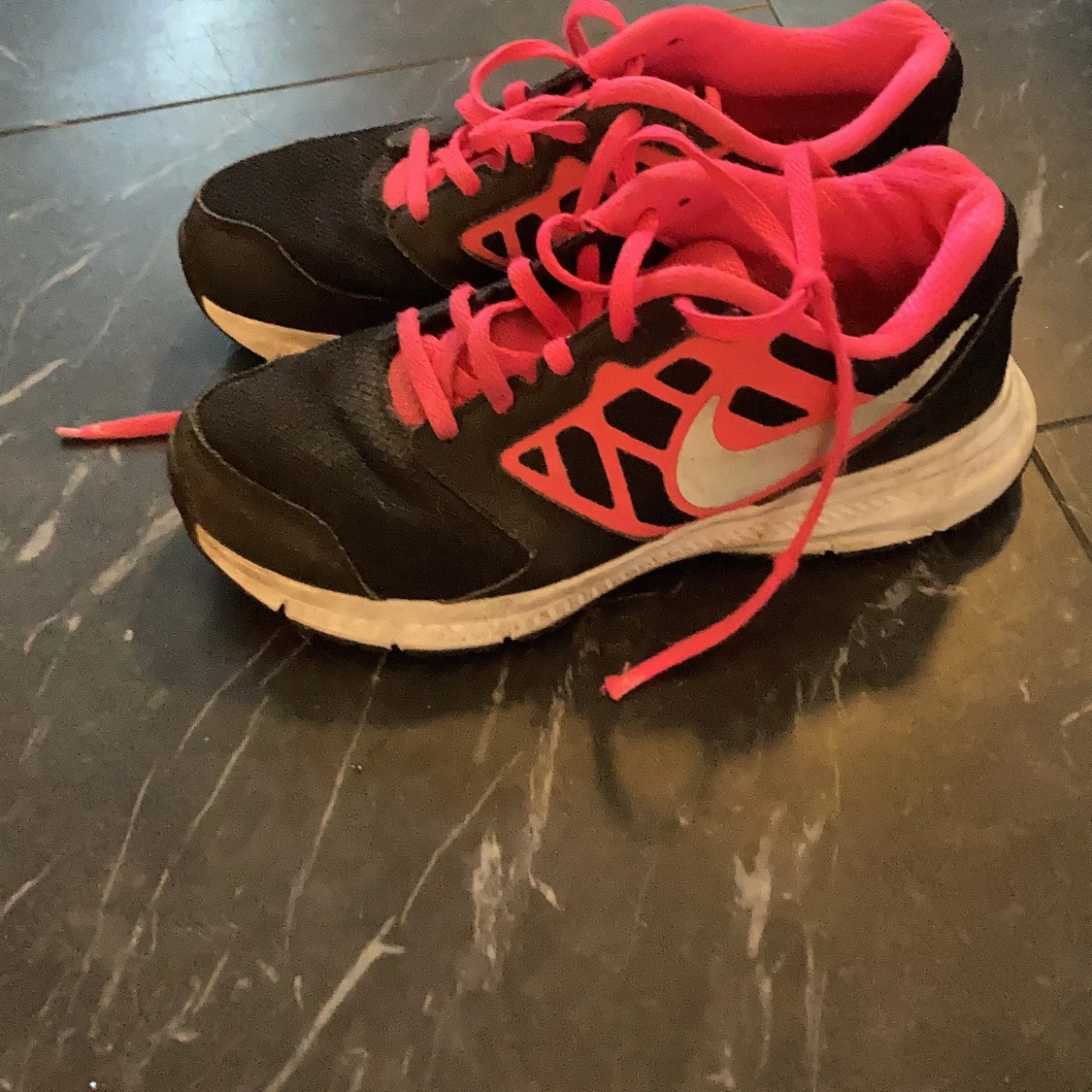 Ett bar finns gympa skor 