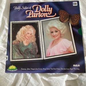 Dolly Parton vinylskiva med några av de kändaste av hennes låtar. I bra skick