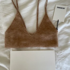 Jacquemus bralette - Jacquemus bralette. Helt oanvänd. Kommer med lapparna kvar och kvitto. Storlek L men skulle säga mer S/M.