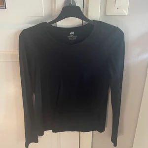 Svart basic långärmad tröja - Den är i bra skick, Stl 146-152/XS, 20 kr + frakt <3