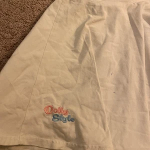 En vit dollystyle kjol!!  - Passar bra till mycket! Använd MEN finns inte något som är dåligt !! Inte smutsig, trasig eller nåt! Dock så står det inte nån storlek? Så om ni är intresserade så skriv så kan jag skicka bild hur den ser ut på mig!! Är 167 cm lång 