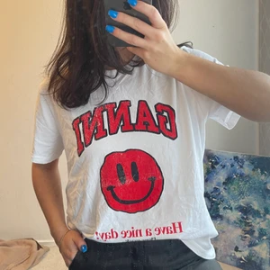 GANNI T-SHIRT - Ganni T-shirt köpt på Nk kvitto finns